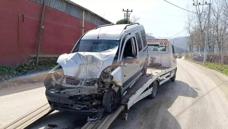 Bursa’da Otobüs ile Hafif Ticari Araç Kafa Kafaya Çarpıştı