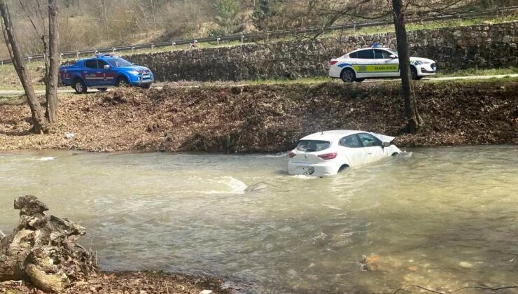 Bursa’da Otomobil Dereye Uçtu, İki Kişi Yaralandı