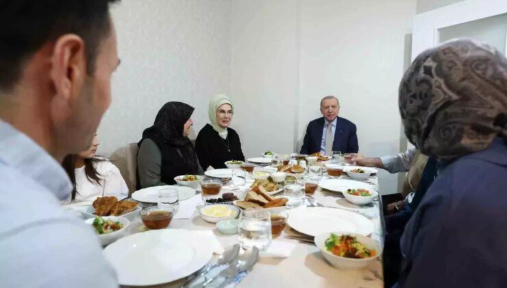Cumhurbaşkanı Erdoğan ve eşi Emine Erdoğan, iftarda Fidan ailesini ziyaret etti