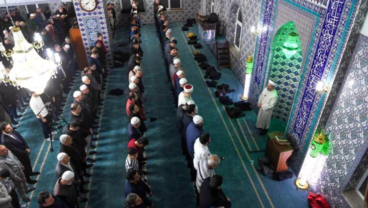 Diyanet İşleri Başkanı Erbaş, CİMER ile Davet Edilerek Camide Teravih Namazı Kıldırdı