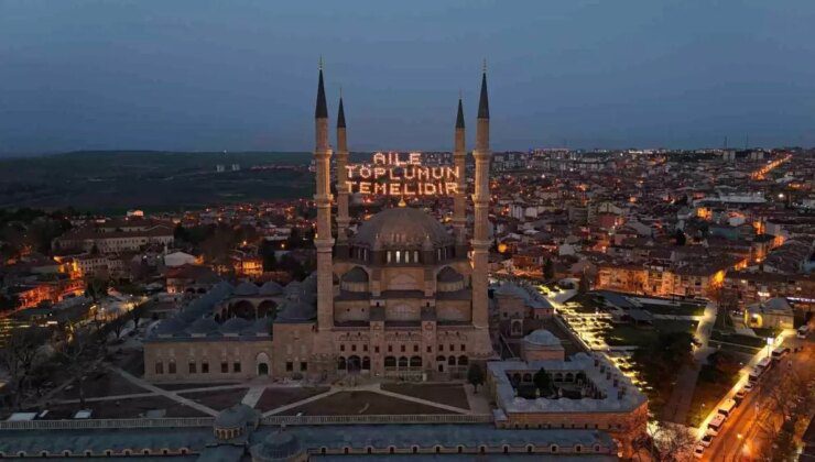 Edirne’de Selimiye Camii’nde Yeni Mahya: ‘Aile Toplumun Temelidir’