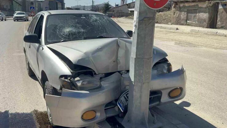 Elazığ’da Kontrolü Kaybeden Araç Aydınlatma Direğine Çarptı