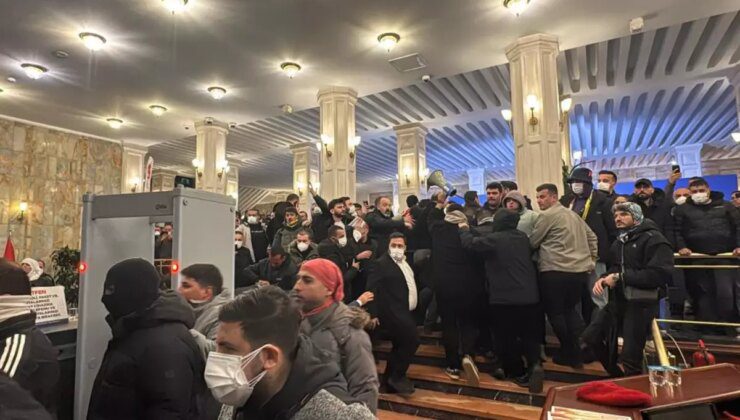 Saraçhane’de gerginlik tırmandı! Polisten kaçan protestocular İBB binasına girdi