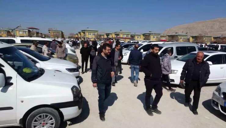 Van’da İkinci El Oto Pazarı Yoğun Geçti