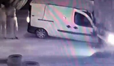 Bursa’da Tıra Çarpan Kamyonet Sürücüsü Kendi İmkanlarıyla Kurtuldu