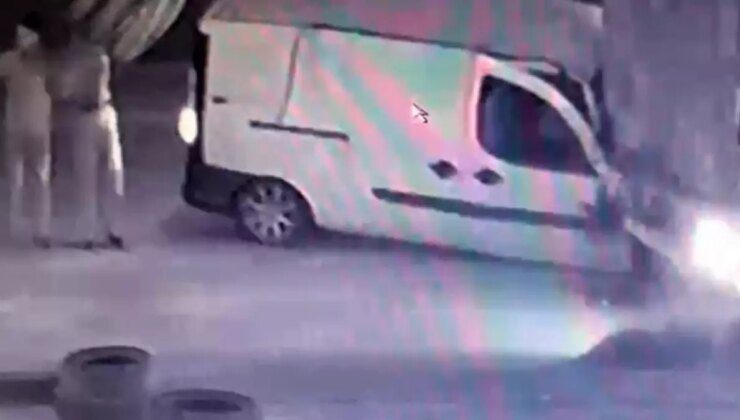 Bursa’da Tıra Çarpan Kamyonet Sürücüsü Kendi İmkanlarıyla Kurtuldu