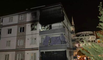 Apartmanda doğal gaz patlaması! Ev kısa sürede küle döndü