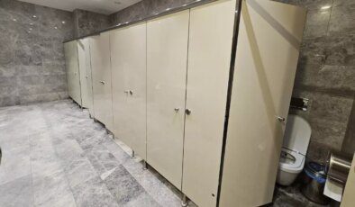 AVM çalışanı kadınlar tuvaletinde kabusu yaşadı! Kabinin altından…