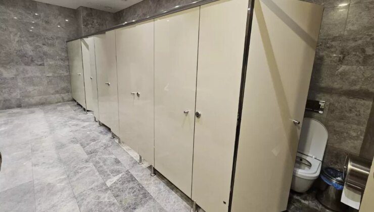 AVM çalışanı kadınlar tuvaletinde kabusu yaşadı! Kabinin altından…