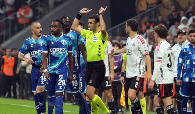 Beşiktaş-Samsunspor maçında çok konuşulan pozisyon: ‘VAR’ incelemeye çağırdı, hakem penaltı ‘yok’ dedi!