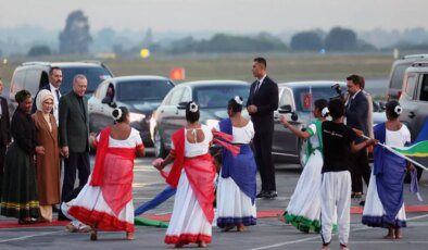 Cumhurbaşkanı Erdoğan’a Güney Afrika’da renkli karşılama! İlgiyle izledi