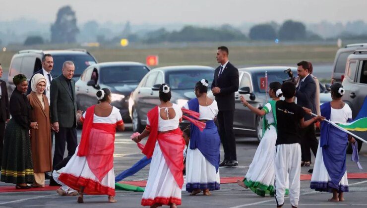 Cumhurbaşkanı Erdoğan’a Güney Afrika’da renkli karşılama! İlgiyle izledi