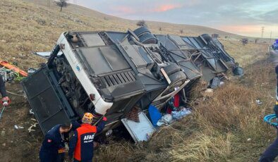 Yolcu otobüsü şarampole devrildi! Ölü ve yaralılar var