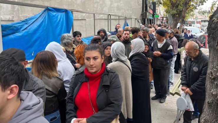 Yüzyılın Konut Projesi’ne başvuru yapmak isteyenler yüzlerce metre kuyruk oluşturdu