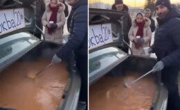 Arabanın bagajında çorba pişirip dağıttı