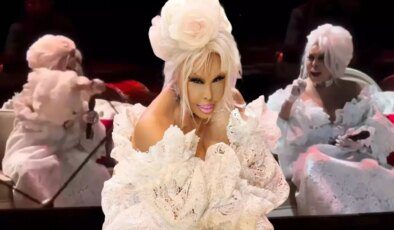 Bülent Ersoy sahnede ateş püskürdü! Eline geçeni fırlatıp görevliyi azarladı