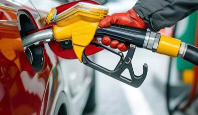 Benzine gece yarısı 1 lira 61 kuruşluk zam