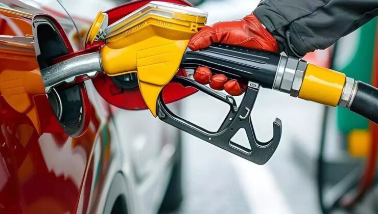 Benzine gece yarısı 1 lira 61 kuruşluk zam