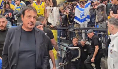 Ergin Ataman’a İsrail’de saygısızlık! Bayrak açıp, küfür ettiler