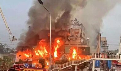 Pakistan’da bir alışveriş merkezinde çıkan yangında 6 kişi hayatını kaybetti