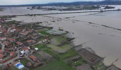 Edirne’de yatağından çıkan Tunca ve Meriç tarım arazilerini sular altında bıraktı