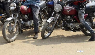 Motosikletlerle bastıkları köyde onlarca kişiyi katlettiler