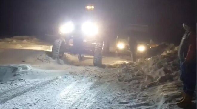 Tipi nedeniyle yolda mahsur kalan 30 kişi kurtarıldı