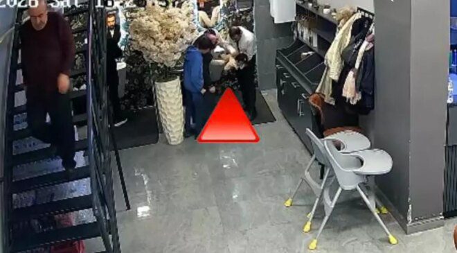 Yürekleri ağza getiren anlar! Şefin hızlı müdahalesi bebeği kurtardı