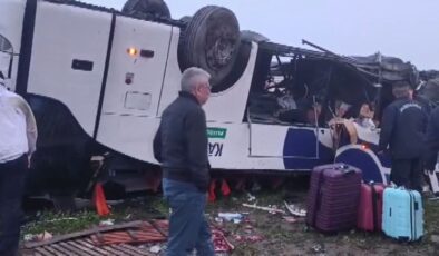 Adana’da yolcu otobüsü devrildi: Ölü ve yaralılar var