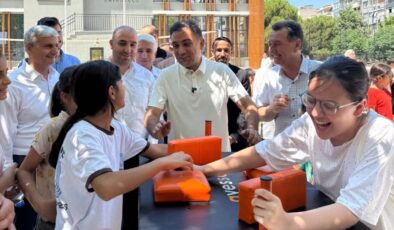 AK Parti’li Baybatur’dan yaz okulu öğrencilerine dondurma ikramı