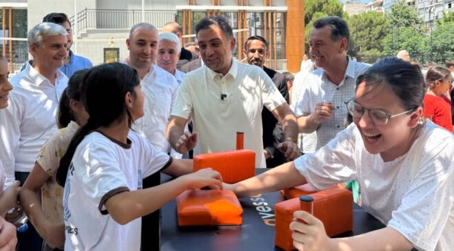 AK Parti’li Baybatur’dan yaz okulu öğrencilerine dondurma ikramı