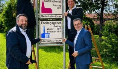 Almanya’da Penzberg şehrinin girişindeki bilgilendirme tabelalarına cuma namazı saati eklendi