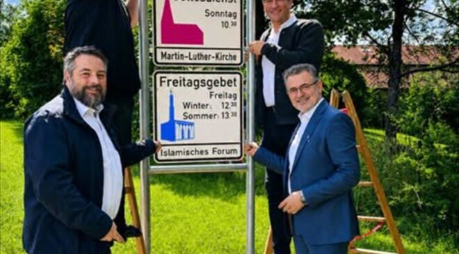 Almanya’da Penzberg şehrinin girişindeki bilgilendirme tabelalarına cuma namazı saati eklendi