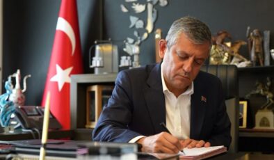 Özgür Özel, CHP’den istifa etti. 91 CHP milletvekili de partilerinden istifa ederek YENİ Parti’nin kurucusu oldu