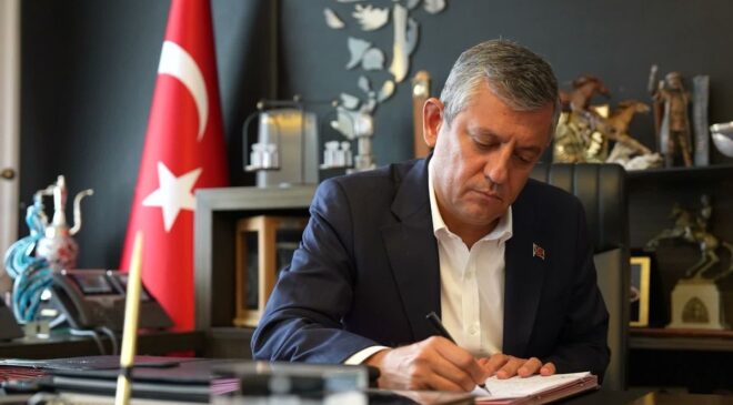 Özgür Özel, CHP’den istifa etti. 91 CHP milletvekili de partilerinden istifa ederek YENİ Parti’nin kurucusu oldu