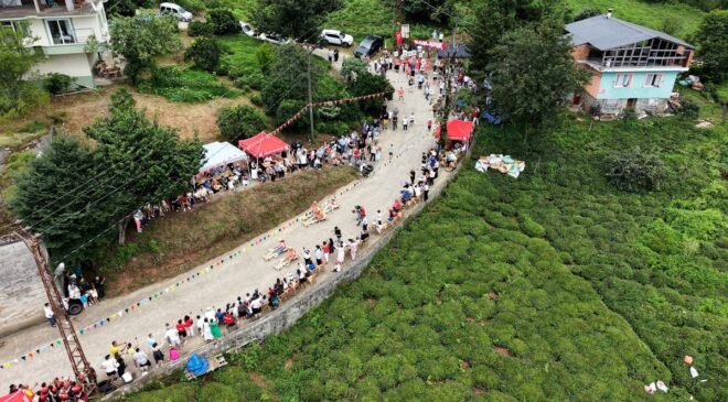 Rize’deki festivalde 12 ülkeden katılımcılar tahta arabalarla yarıştı