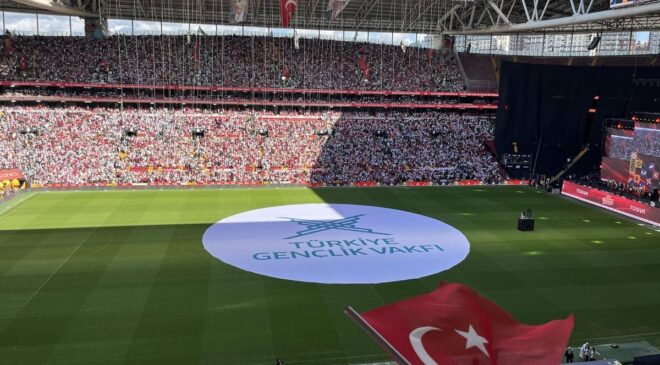 Stadyum hıncahınç dolu! TÜGVA Yaz Okulları final programı RAMS Park’ta yapılıyor