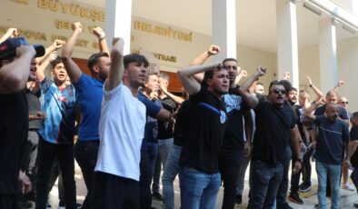 Adana Demirspor taraftarlarından belediye önünde protesto; bariyerleri söktüler