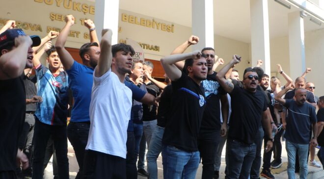 Adana Demirspor taraftarlarından belediye önünde protesto; bariyerleri söktüler