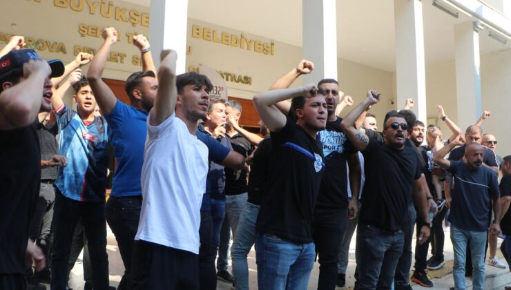 Adana Demirspor taraftarlarından belediye önünde protesto; bariyerleri söktüler