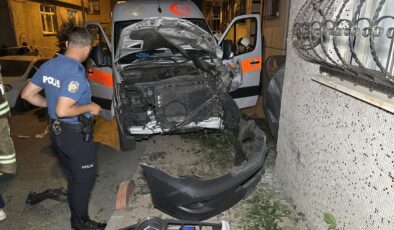 Bayrampaşa’da Ambulans ile Otomobil Çarpıştı: 3 Sağlık Görevlisi Yaralandı
