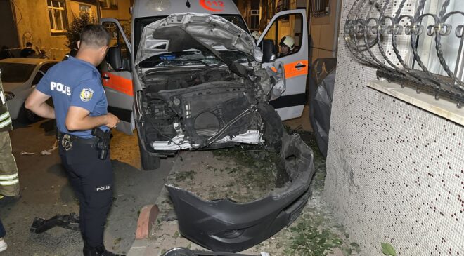 Bayrampaşa’da Ambulans ile Otomobil Çarpıştı: 3 Sağlık Görevlisi Yaralandı
