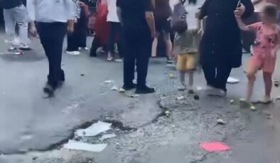 Beyoğlu’nda pazarda ‘Ürünlere zarar verdin’ tartışması: Kadın başından yaralandı esnaf tutuklandı