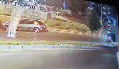 Ters Yönde Giden Motosiklet Devrildi: Kurye Otomobilin Altında Kalmaktan Son Anda Kurtuldu