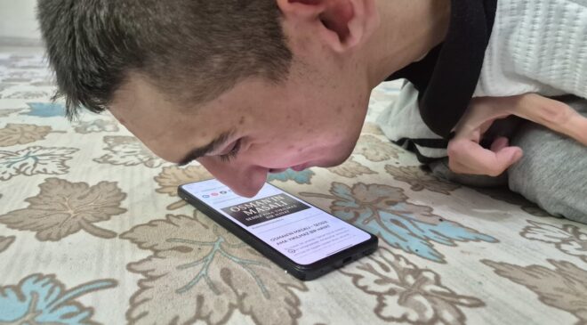 Burnu ile cep telefonu kullanan ‘serebral palsili’ Osman’ın hedefi kitap yazmak