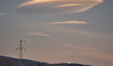 Erzincan Üzümlü’de UFO’yu andıran mercek bulutu gökyüzünde ilgi uyandırdı