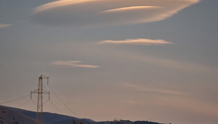 Erzincan Üzümlü’de UFO’yu andıran mercek bulutu gökyüzünde ilgi uyandırdı