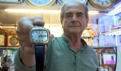 Parçaları tamirde kullanılmak için ayrılan yarım asırlık saat, bin 500 dolardan vitrine çıktı