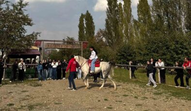 Bayburt’ta lise öğrencileri bağımlılıkla mücadele etkinliğinde ok atıp ata bindi
