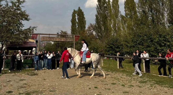 Bayburt’ta lise öğrencileri bağımlılıkla mücadele etkinliğinde ok atıp ata bindi